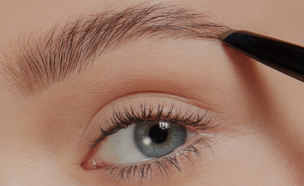 Chic Beauty Tips for Moms: Perfecting Your Eyebrow and Eyelash Game