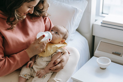 Bottle Feeding: Common Struggles Moms Have to Face