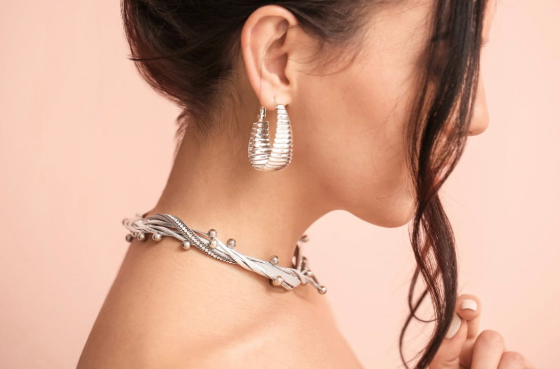 jewellery for silver dress Actress Kelly Rutherford accessorised her stunning silver