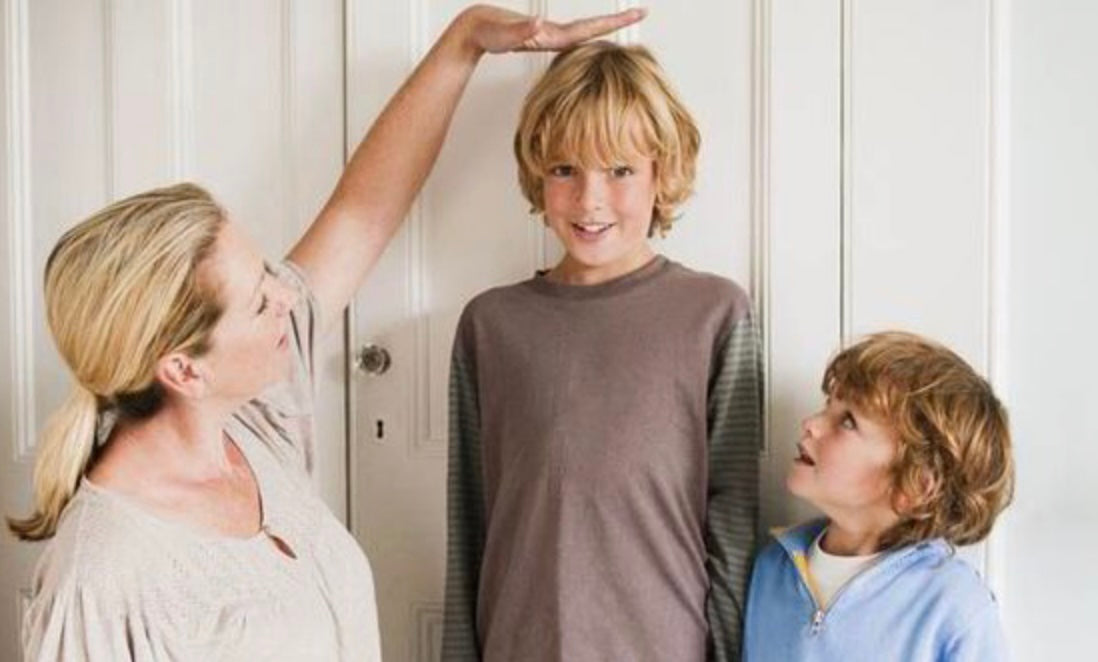mom measuring kids height